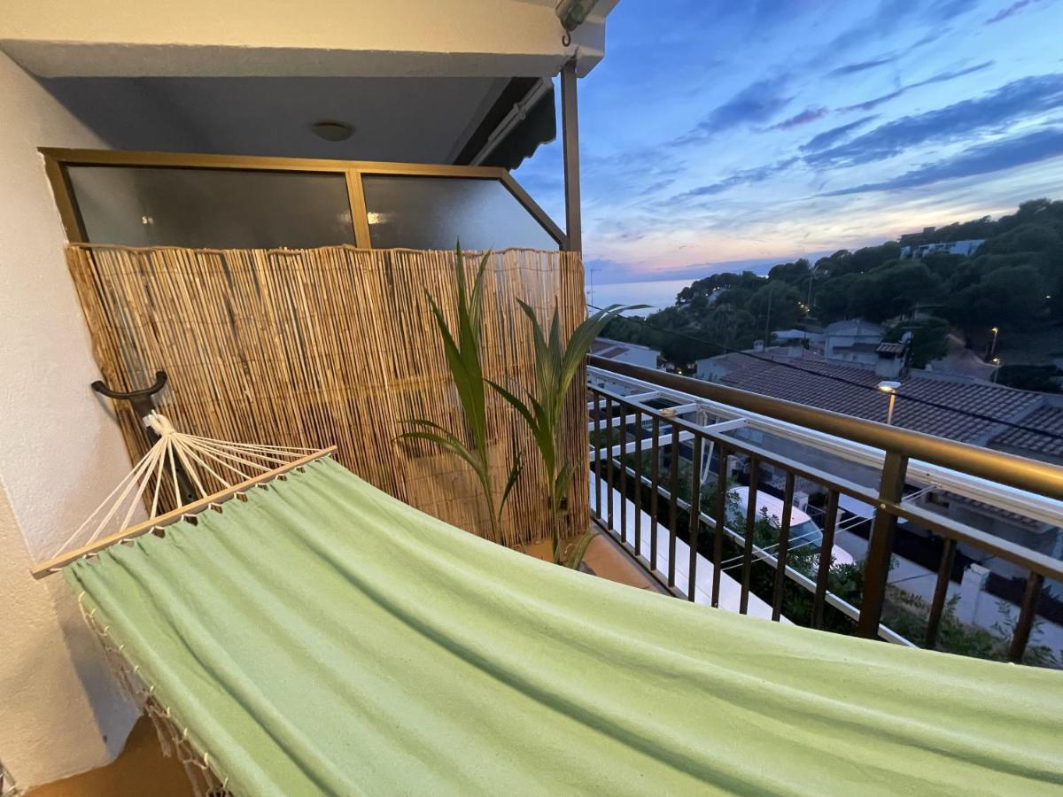 Beach Front Retro Hideaway In Salou Exterior photo