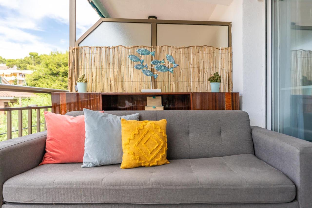 Beach Front Retro Hideaway In Salou Exterior photo