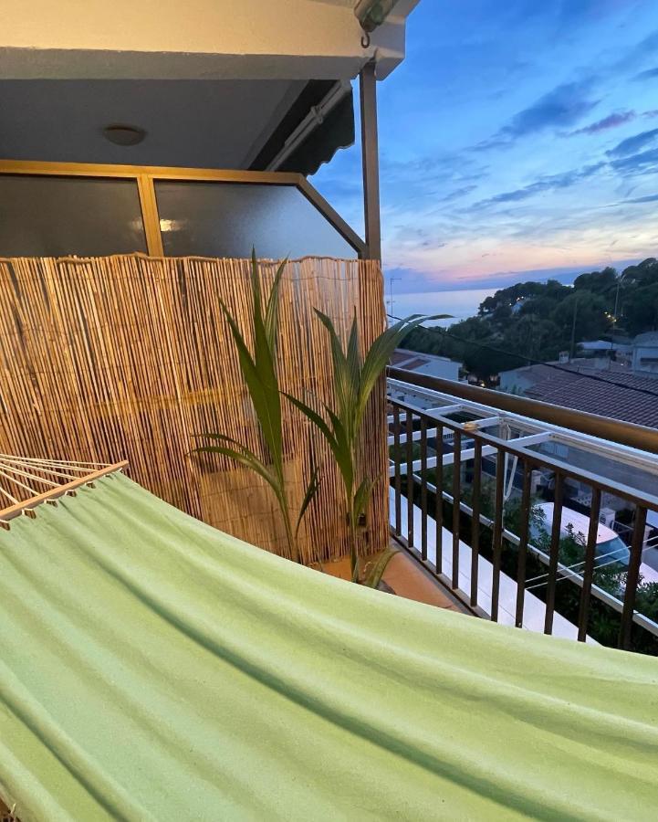 Beach Front Retro Hideaway In Salou Exterior photo