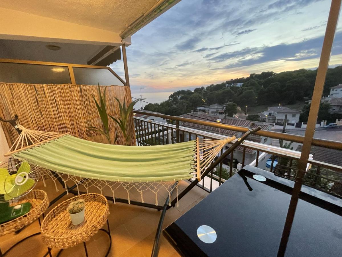 Beach Front Retro Hideaway In Salou Exterior photo